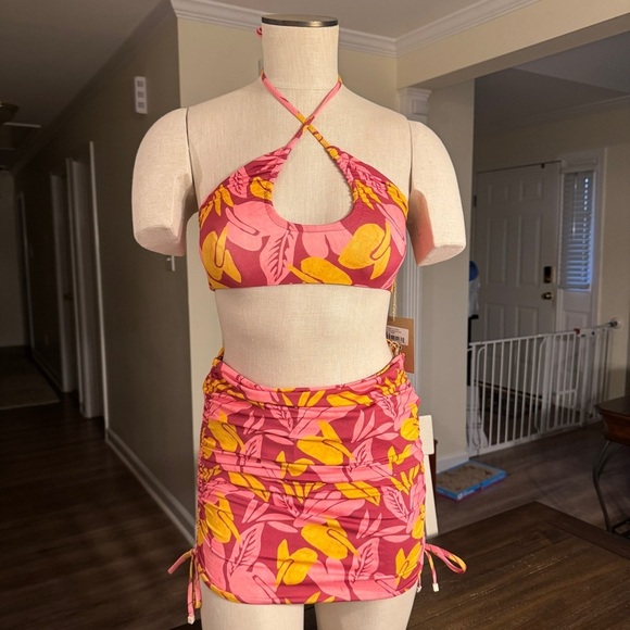 Aloe Aloe Swim 3-Piece Bikini Set w/ Skirt in Lychee Print - Size M - Picture 1 of 11